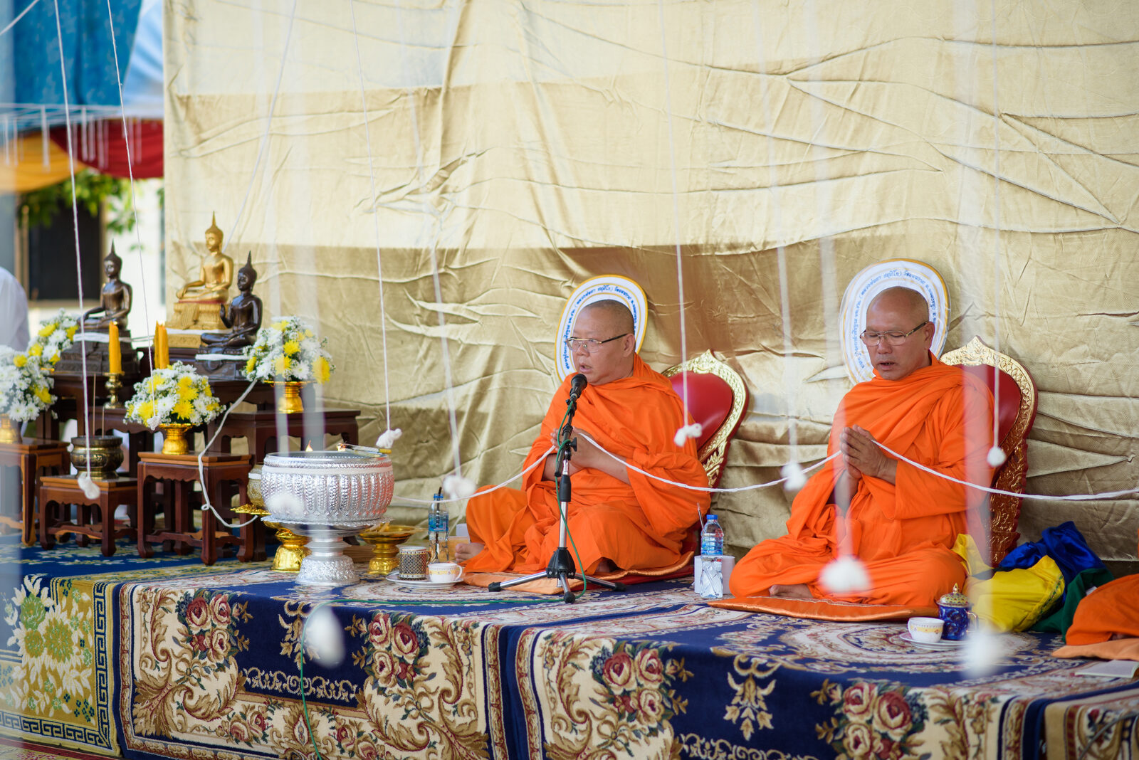 พระสงฆ์ ๒ รูปเจริญพระพุทธมนต์ในพิธีเททองหล่อพระที่โรงงานวุ้นเส้นคลองขลุง