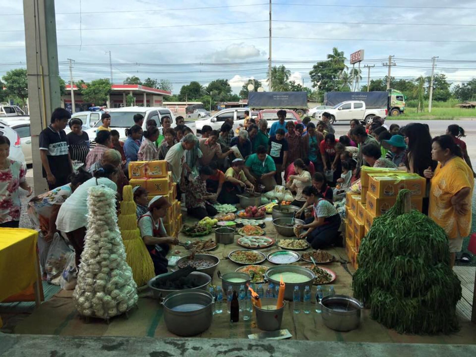 ชุมชนช่วยกันทำอาหารร่วมกันที่หน้าโรงงานวุ้นเส้นคลองขลุง