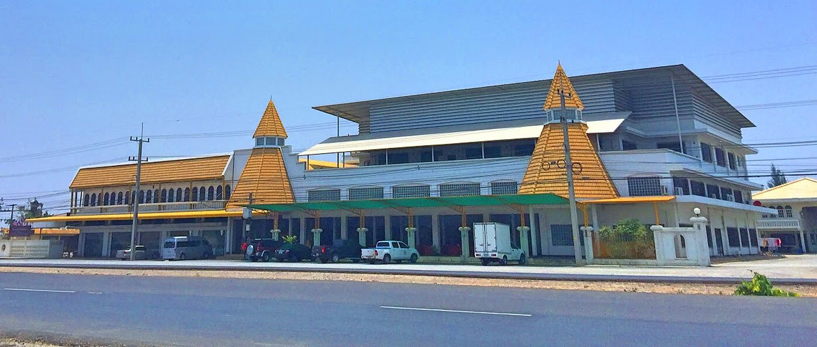 ခလောင်ခလုံ ပဲမုန့်ဝါးကြိုးစက်ရုံ