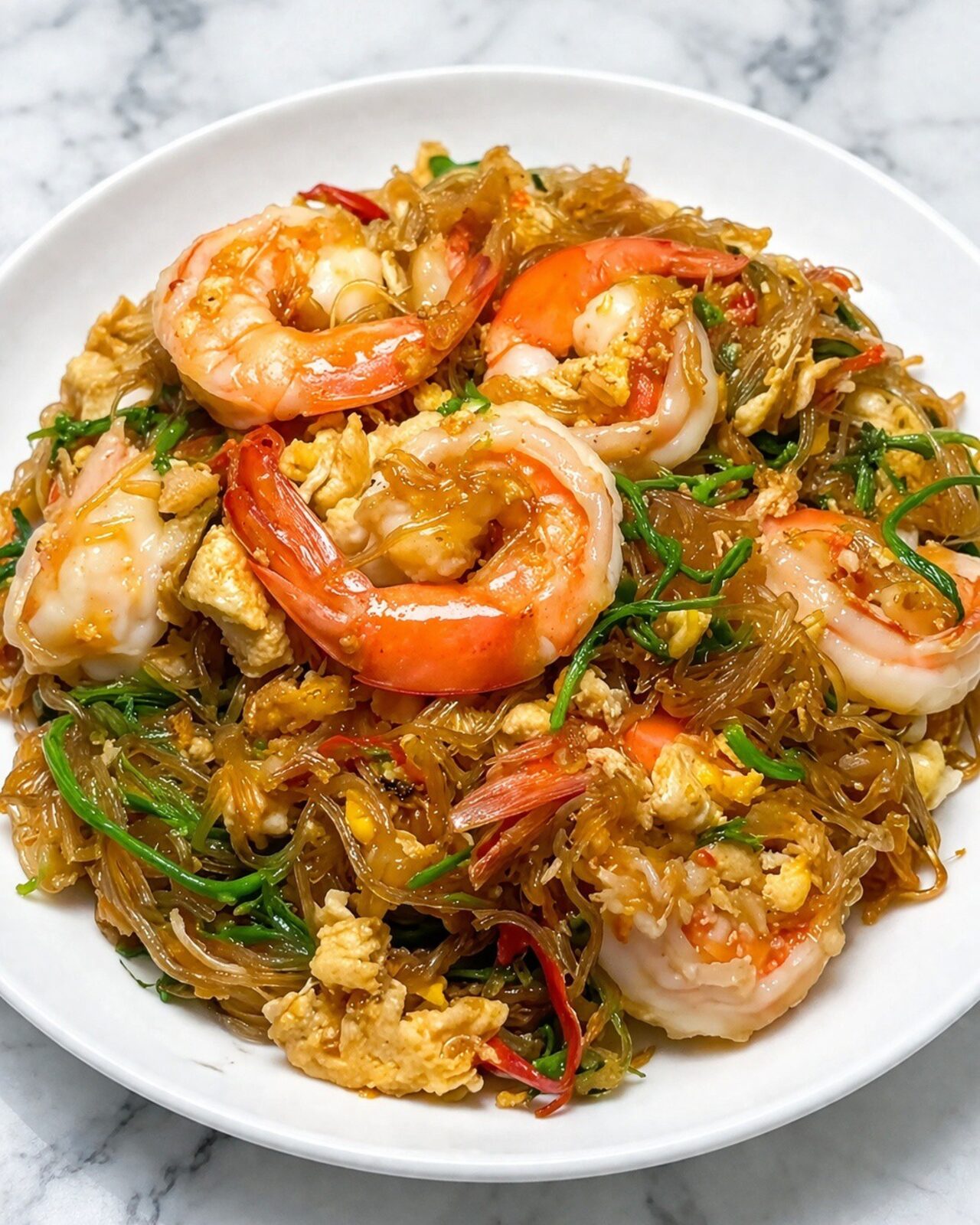 ผัดวุ้นเส้นชะอมกุ้งไข่เจียว วุ้นเส้นคลองขลุง — กุ้งใหญ่ชะอมกรอบไข่ฟูในจานกลม